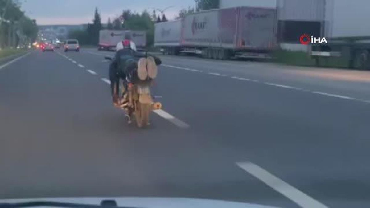 Trafikte Tehlikeli Yolculuk: Motosikleti Yatarak Kullandı