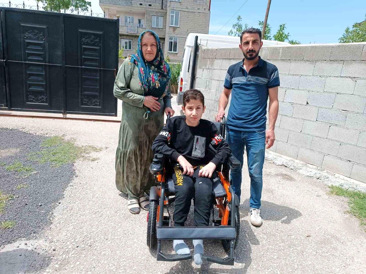 Vanlı Amcan'dan spina bifida hastası Harun'a akülü sandalye