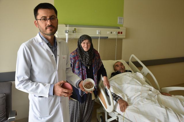 83 yaşındaki hastanın mesanesinden 250'den fazla taş çıkarıldı! Manzara ameliyatı yapan doktoru da şaşırttı