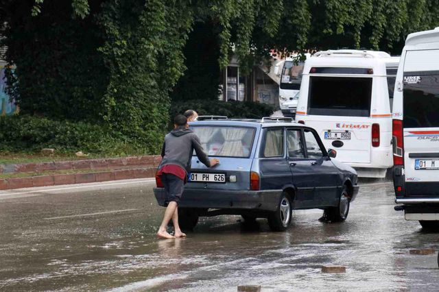 Adana'da sabah saatlerinde etkili olan sağanak her yeri su altında bıraktı