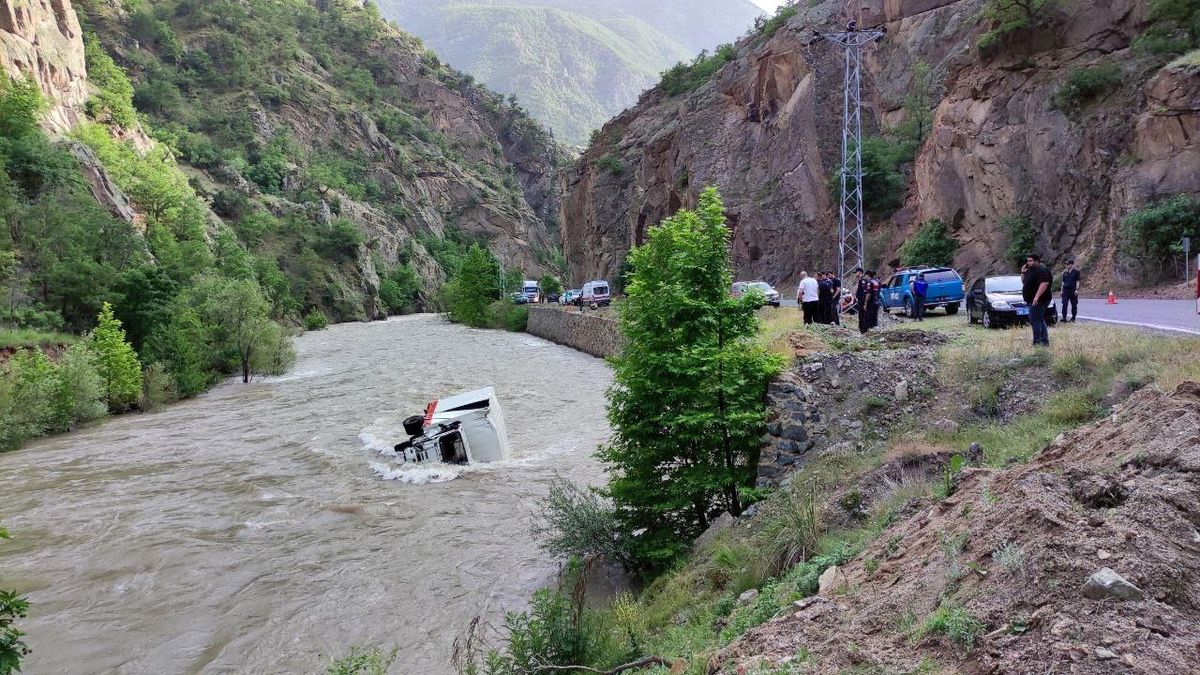 Artvin'de Nehre Düşen Kamyonetin Sürücüsünü Arama Çalışmaları Sürüyor