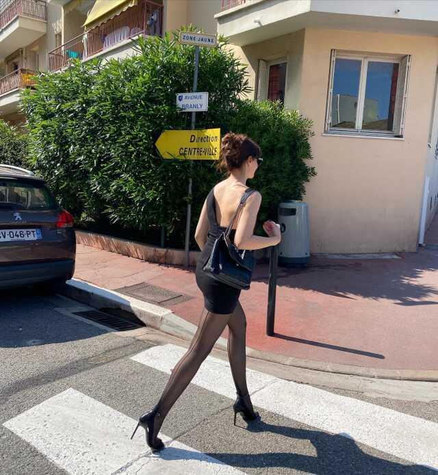 Cannes Film Festivali'ne giden Esra Bilgiç, süper mini elbiseli pozlarıyla göz kamaştırdı Cannes Film Festivali'ne giden Esra Bilgiç, süper mini elbiseli pozlarıyla göz kamaştırdı