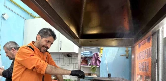 Depremin yıktığı Hatay'dan Eskişehir'e gelen kebapçı siparişlere yetişemiyor