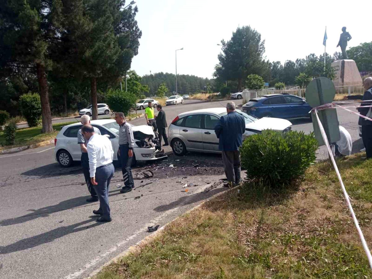 Diyarbakır'da otomobiller kafa kafaya çarpıştı: 1'i bebek 5 yaralı