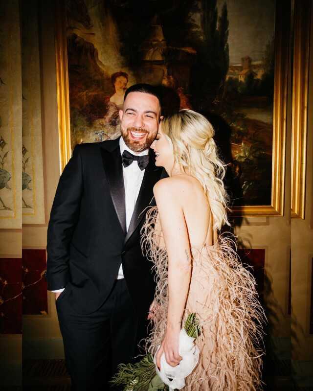 Hadise, aylar önce Mehmet Dinçerler'le verdiği pozu şimdi de Murda ile çektirdi
