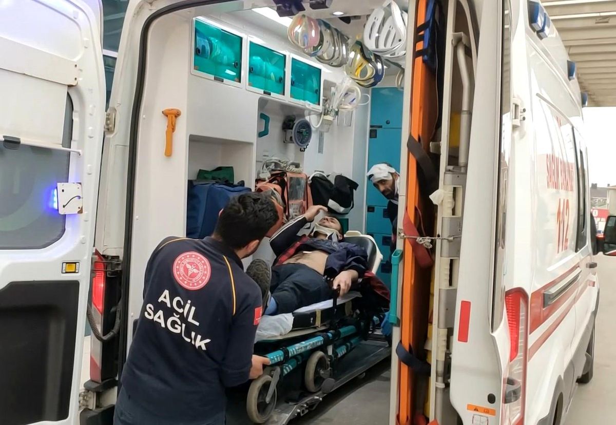 Kocaeli'de iki işçi servisi kafa kafaya çarpıştı: 6 yaralı
