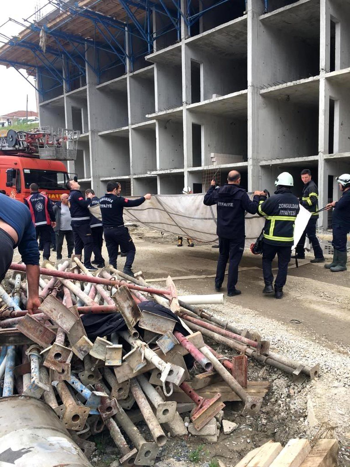 Maaşlarını alamayan işçiler vinçe çıkarak eylem yaptı