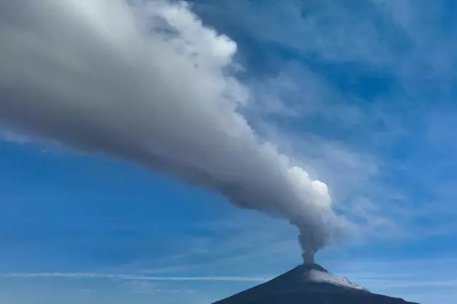 Meksika'daki Popocatepetl Yanardağı Faaliyete Geçti Meksika'daki Popocatepetl Yanardağı Faaliyete Geçti