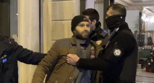 'Ölmek istiyorum' diyerek çantayı insanların üzerine fırlatmıştı! Vatandaşın korkudan birbirini ezdiği anlar kamerada