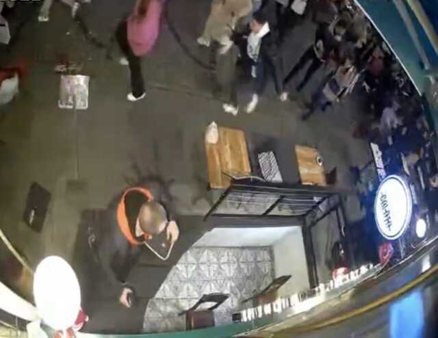 'Ölmek istiyorum' diyerek çantayı insanların üzerine fırlatmıştı! Vatandaşın korkudan birbirini ezdiği anlar kamerada