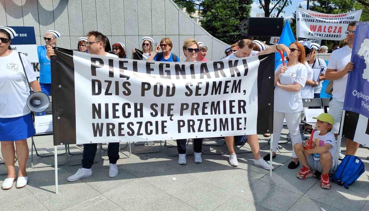Polonya'da hemşirelerden protesto
