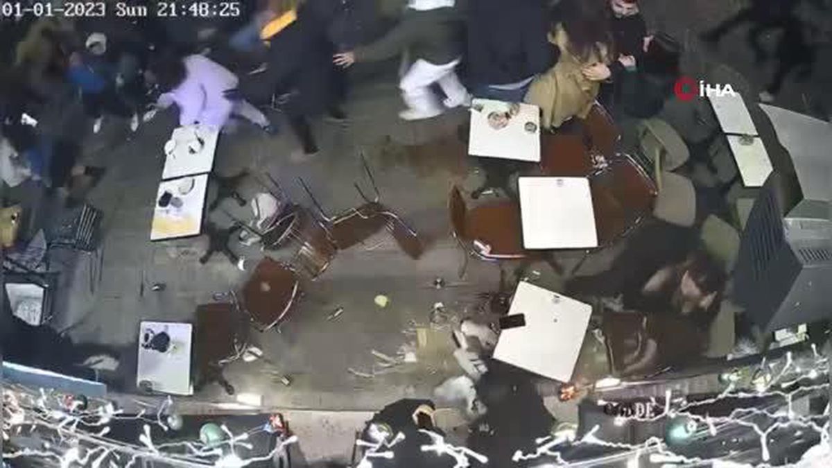 Şüpheli çantayı fırlatan şahıs paniğe neden olmuştu... Çığlık çığlığa kaçtıkları görüntüler ortaya çıktı