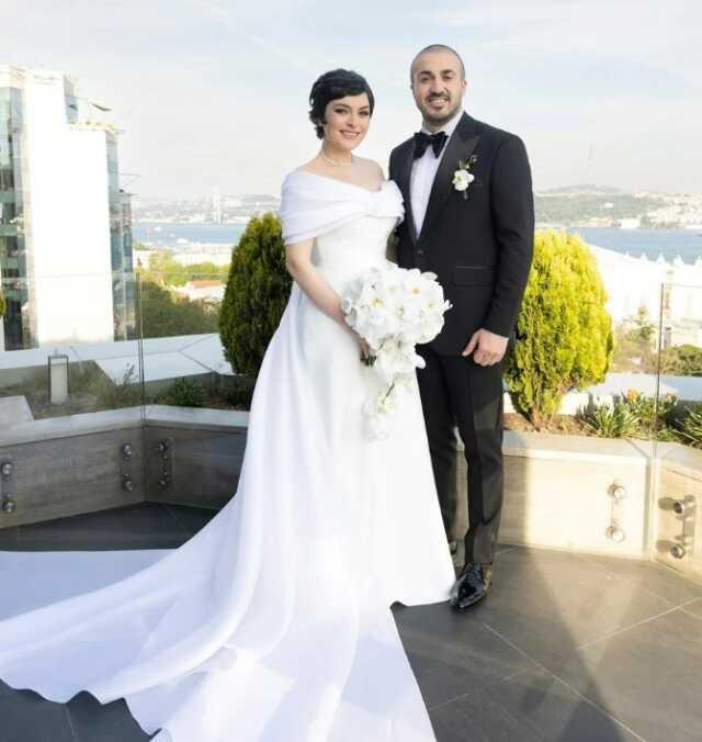 2 hafta önce evlenen Ezgi Mola hamile olduğunu duyurdu 2 hafta önce evlenen Ezgi Mola hamile olduğunu duyurdu