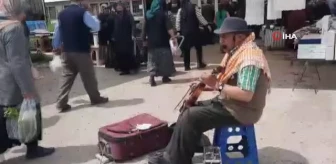 66 yaşındaki Coşkun Dinar'ın tek sokak müzisyeni