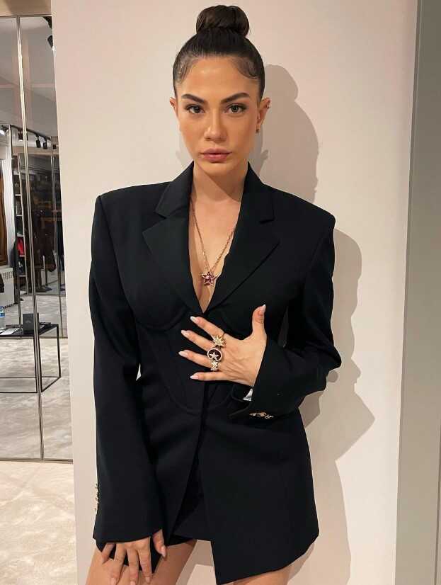Ankaralı Ayşe, yıllar önce arkasında dans ederek ünlenen Demet Özdemir'in haftalık kazancını söyledi Ankaralı Ayşe, yıllar önce arkasında dans ederek ünlenen Demet Özdemir'in haftalık kazancını söyledi
