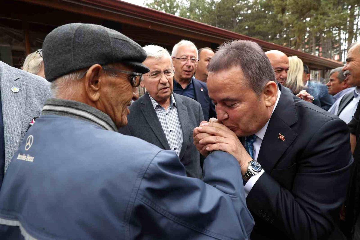 Başkan Böcek Elmalı ve Kaş'ta vatandaşların sorunlarını dinledi