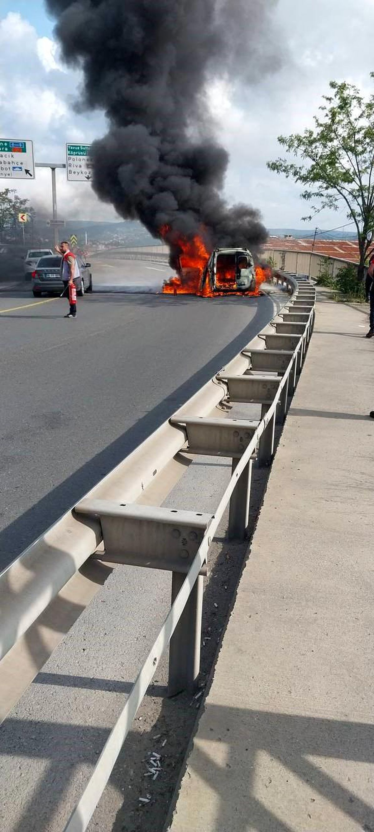 Beykoz'da hafif ticari araç alev alev yandı