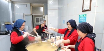 Burhaniye Belediyesi'nin Sıcak Yemek Hizmeti Devam Ediyor