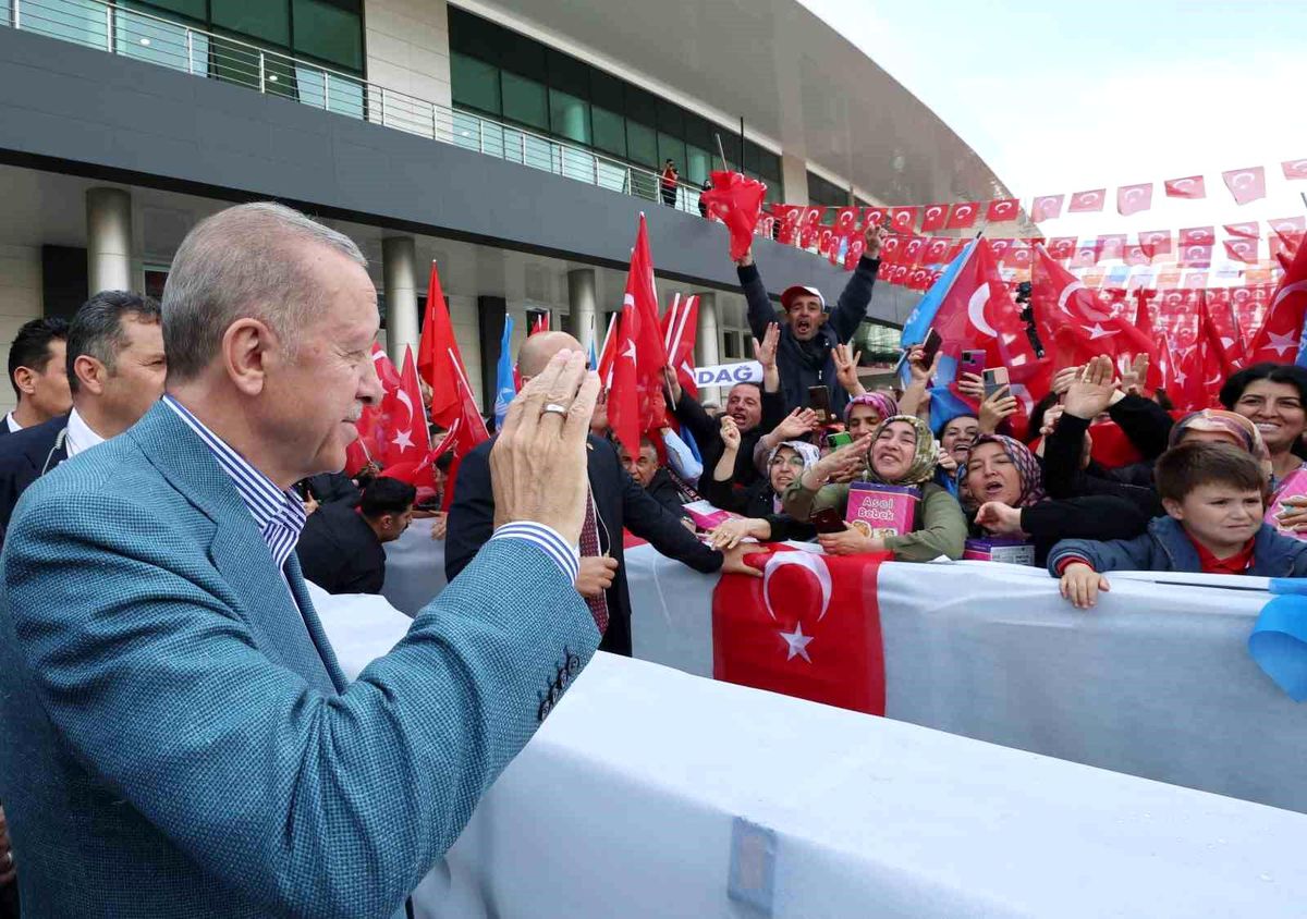 Cumhurbaşkanı Erdoğan: '500 bin civarında mülteciyi Suriye'nin kuzeyindeki briket evlere göndermeye başladık'