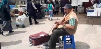 Dinar'ın tek sokak müzisyeni geçimini şarkı, türkü söyleyerek sağlıyor