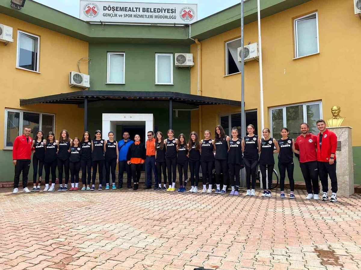 Döşemealtı'nın 'Nar Taneleri' Türkiye Şampiyonası için İzmir'de