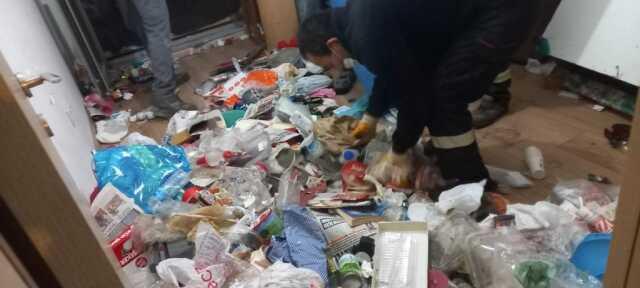 Eskişehir'de koku sebebiyle şikayet edilen evden 50 ton çöp çıktı Eskişehir'de koku sebebiyle şikayet edilen evden 50 ton çöp çıktı