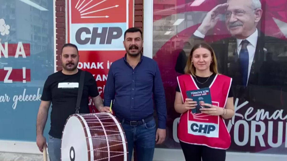 İzmir'de CHP'li Gençlerden Manili-Davullu Seçim Çalışması