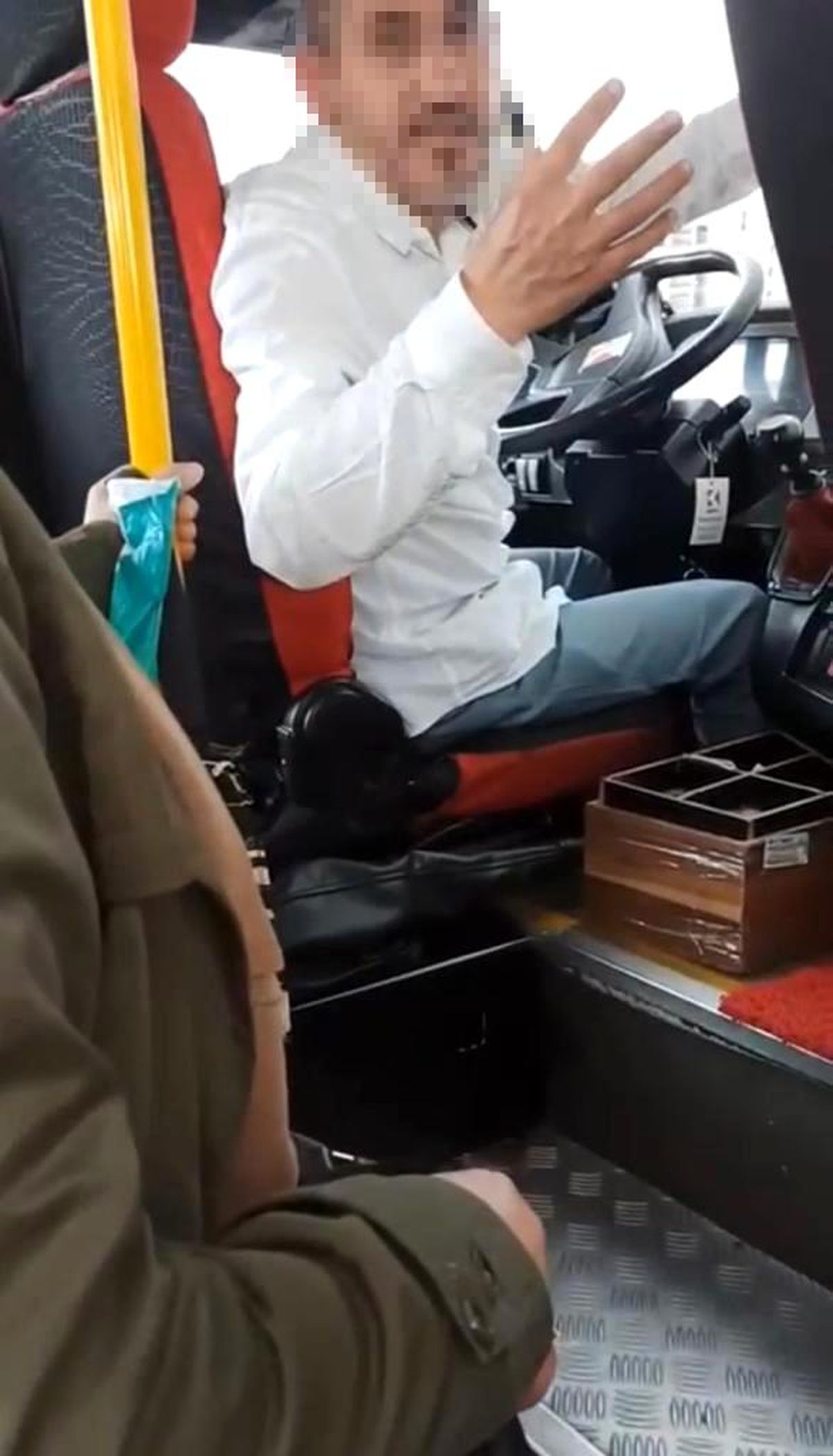 Kartal'da minibüste 'bebek arabası' tartışması! Şoförün pişkinliği pes dedirtti