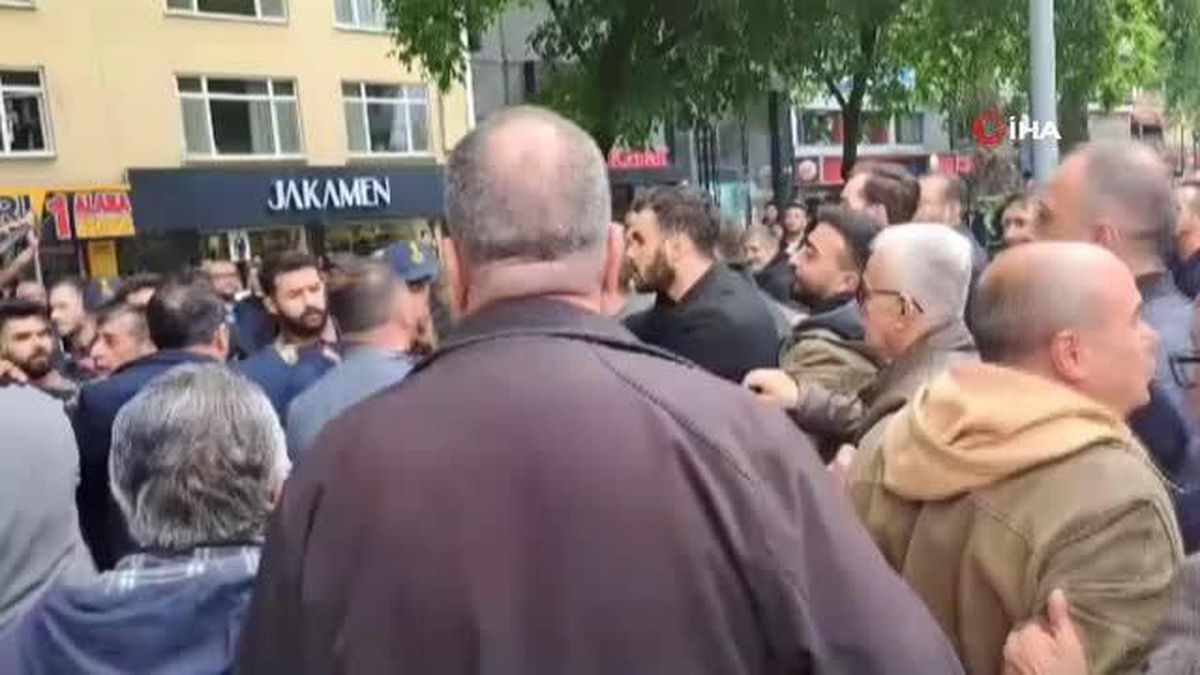 Kocaeli'de çarşı karıştı: Kalabalık iki grup arasında yaşanan arbedeyi ekipler güçlükle ayırdı