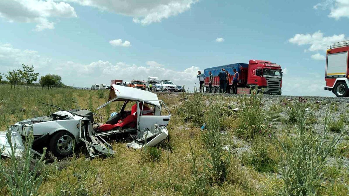 Konya'da otomobil tıra çarptı: 1 ölü