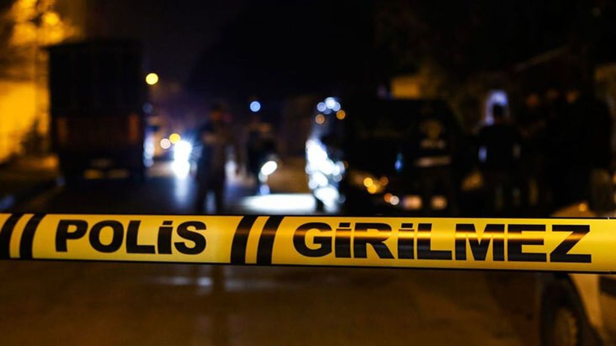 Maltepe D-100 Karayolu'nda otomobil belediye işçilerine çarptı: 4 Ölü