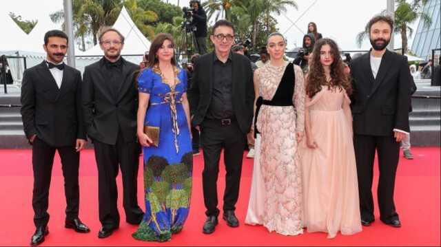 Merve Dizdar'dan, Cannes'da giydiği kıyafete gelen eleştirilere yanıt: Beni böyle seveceksiniz Merve Dizdar'dan, Cannes'da giydiği kıyafete gelen eleştirilere yanıt: Beni böyle seveceksiniz