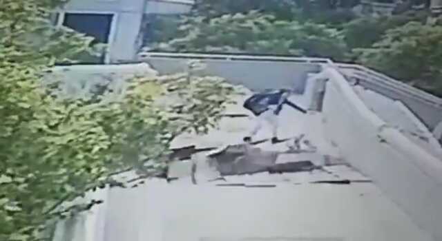 TIR YAYA ÜST GEÇİDİNE ÇARPTI, 11 YAŞINDAKİ ÇOCUK 4,5 METREDEN YOLA DÜŞTÜ