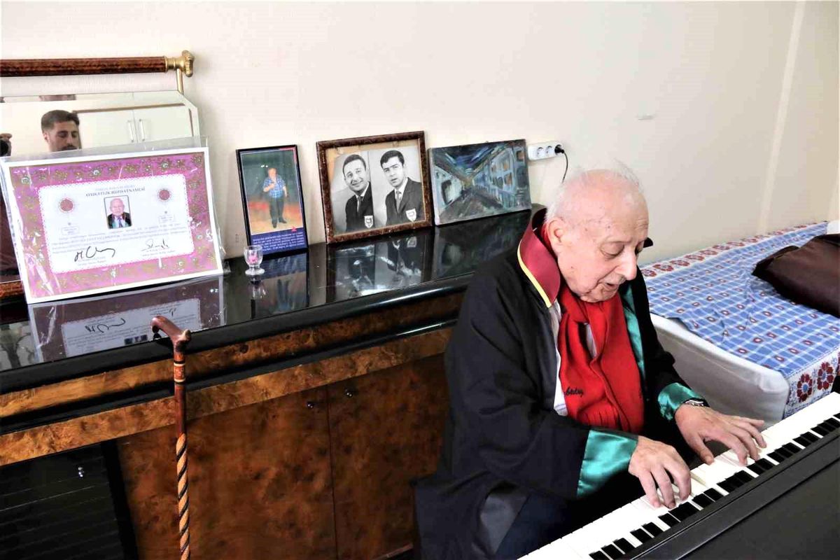 84 yaşındaki Mustafa Yavuz Yalçınkaya Türkiye'nin en yaşlı hukuk fakültesi mezunu oldu