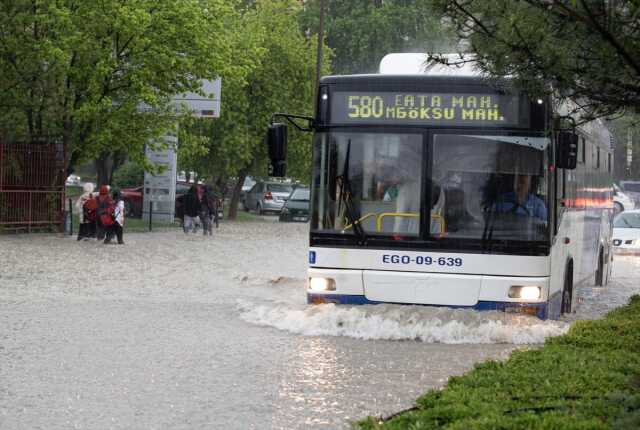Ankara'da Sağanak Yağış: Yollar Göle Döndü, Araçlar Mahsur Kaldı