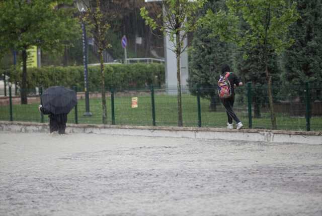 Ankara'da Sağanak Yağış: Yollar Göle Döndü, Araçlar Mahsur Kaldı