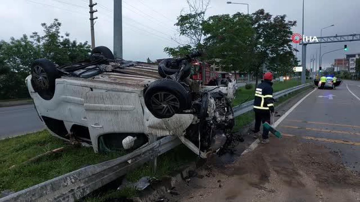 Bariyere çarpan hafif ticari araç takla attı: 1'i ağır 2 yaralı