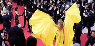 Cesur sarı elbisesiyle kırmızı halıda boy gösteren Heidi Klum, fena frikik verdi