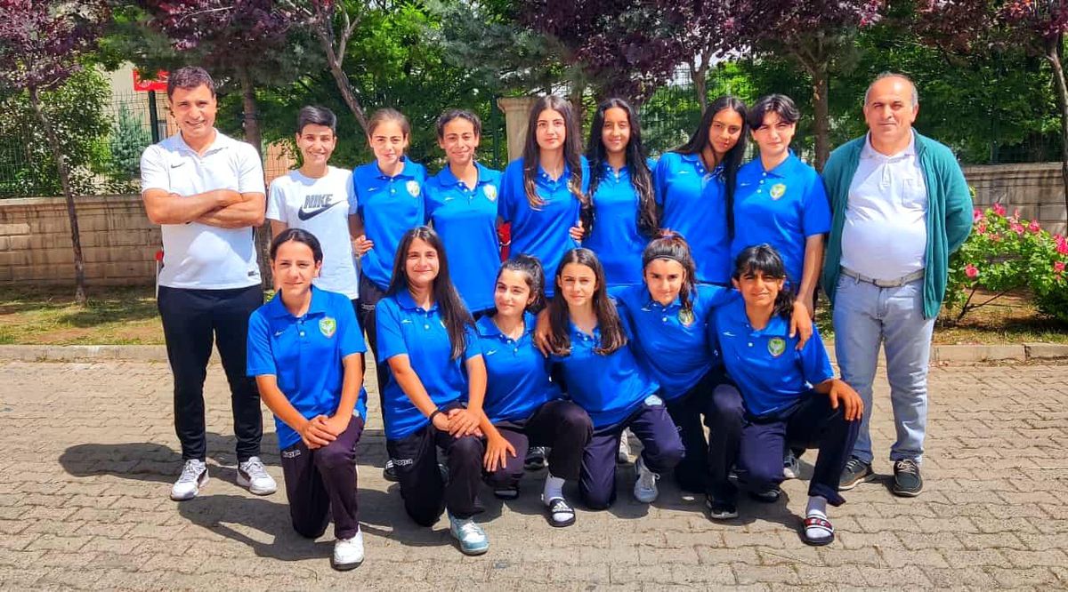 Diyarbakır Şehit Öğretmen Elif Livan Ortaokulu Yıldız Kızlar Futsal Takımı Türkiye Yarı Final Gruplarında