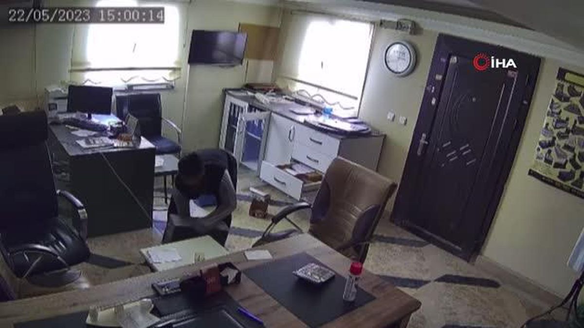 Elazığ'da ofis malzemesi çalan şüpheli kameralara yakalandı