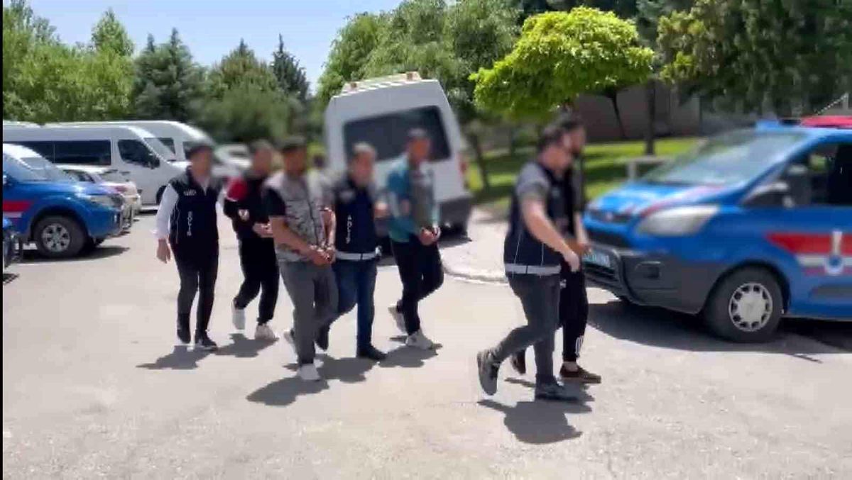 Gaziantep'te göçmen kaçakçılığı yapan 6 kişiye gözaltı
