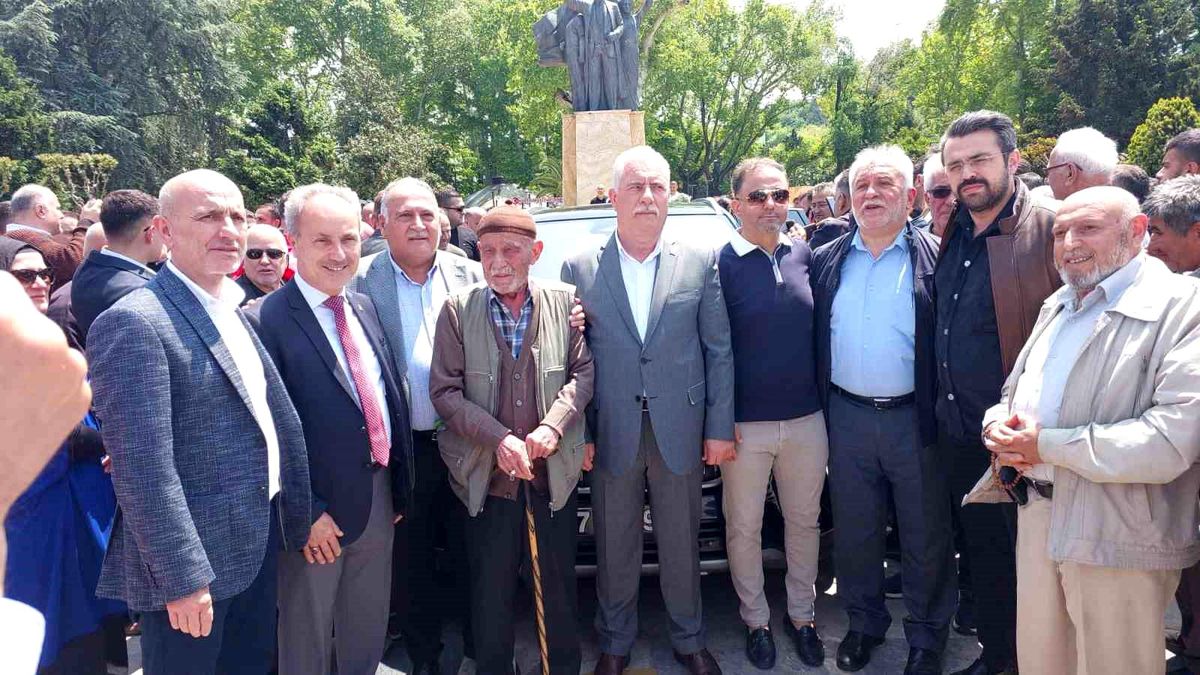 Kdz. Ereğli'de Togg'u gören telefonuna sarıldı