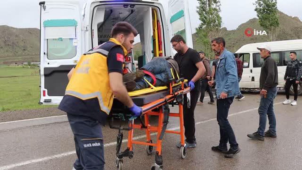 Oltu'da minibüs ile hafif ticari araç çarpıştı: 4 yaralı