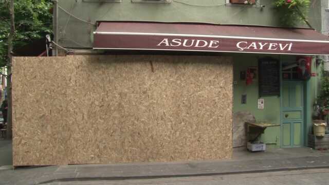 Üsküdar'da çarşaflı kadınları kovan işletmenin ruhsatı iptal edildi