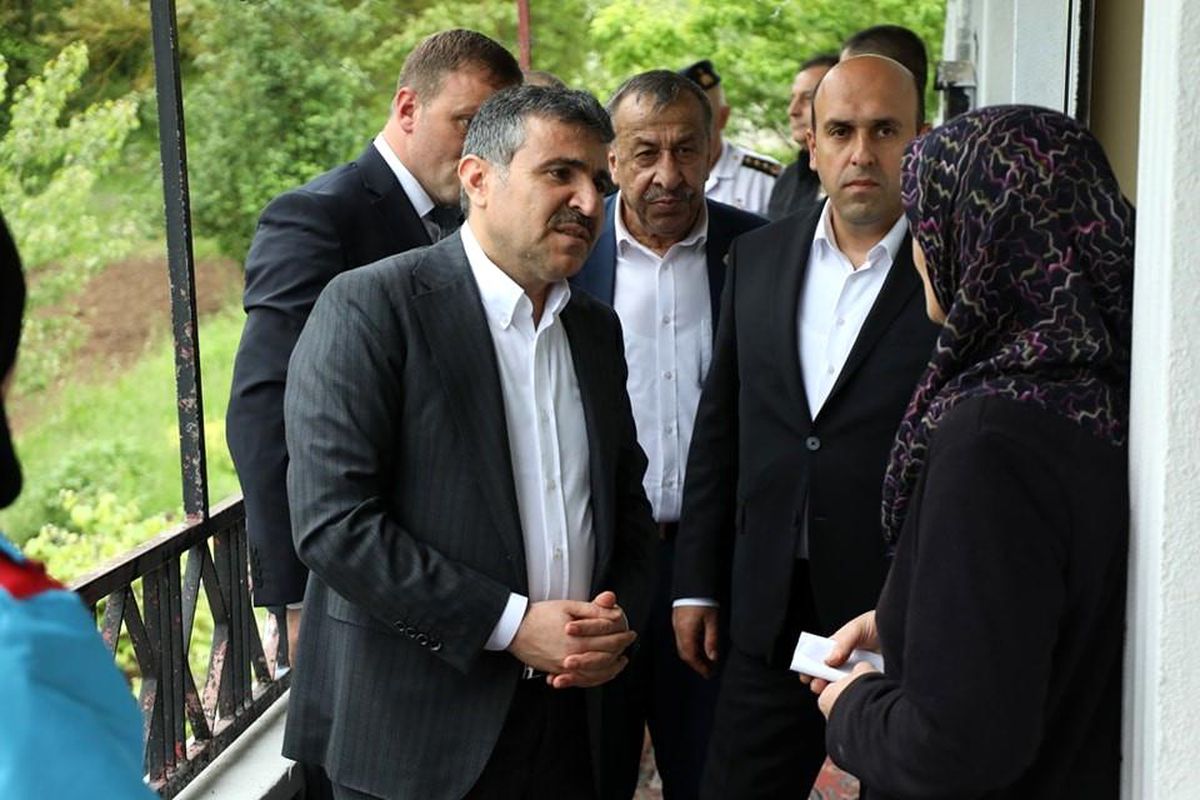 Vali Atay, aileleri evinde ziyaret ediyor