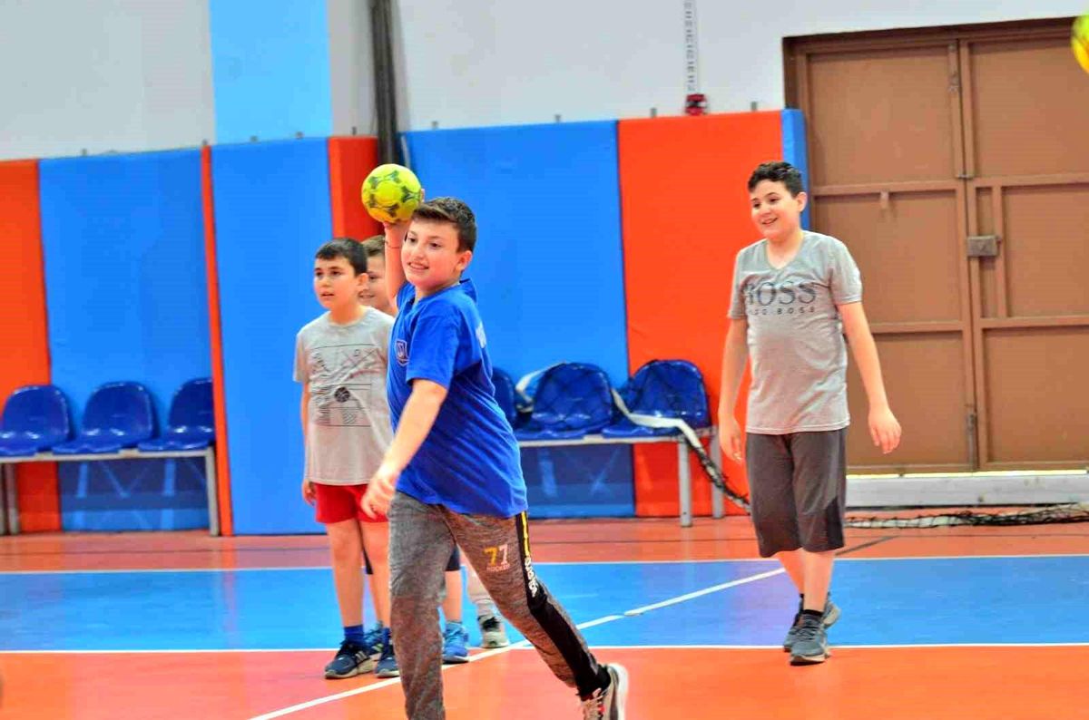 Yunusemre Belediyespor'un okul taramalarıyla hentbol altyapısı büyüyor