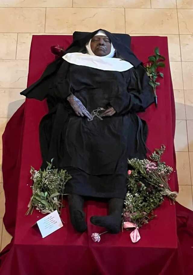 4 yıl önce ölen rahibeyi mezarından çıkarttılar! Cansız bedenini 'Mucize' diye sergiliyorlar 4 yıl önce ölen rahibeyi mezarından çıkarttılar! Cansız bedenini 'Mucize' diye sergiliyorlar