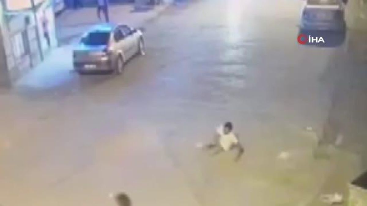 Adana'da silahlı kavga: Bir şahsın vurulma anı kameraya yansıdı