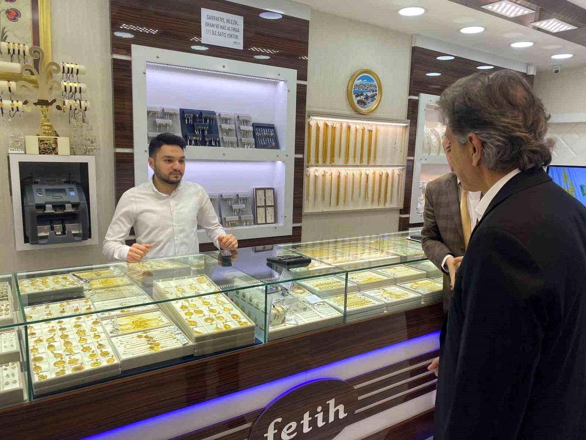 AK Parti İstanbul Milletvekili Mustafa Demir, Fatih'te esnafı ziyaret ederek sandığa gitmeye davet etti