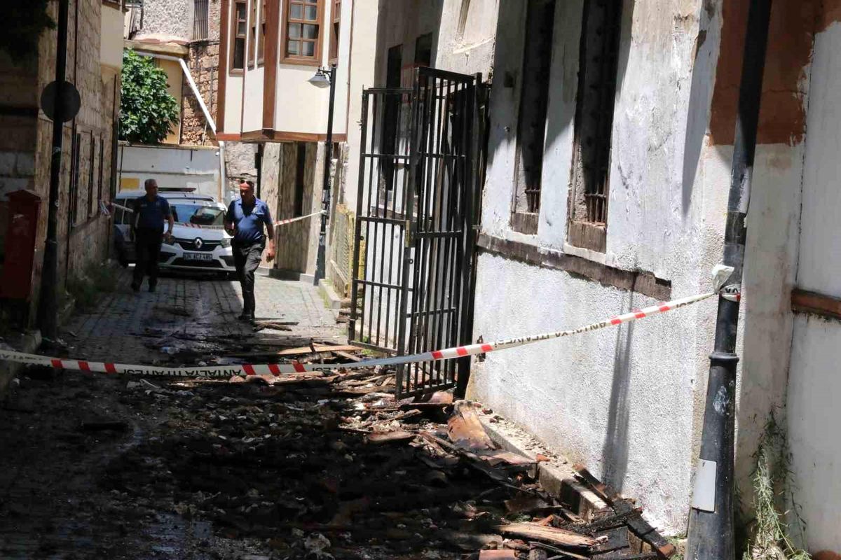 Antalya'da 22 milyon liraya satışta olan tarihi binadaki yangın geceyi aydınlattı
